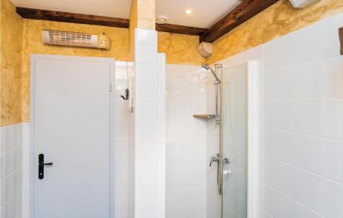 baño con ducha y puerta de cristal en Nice Home In Cres With Wifi en Cres