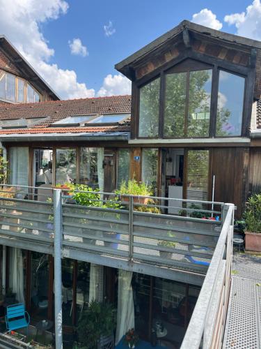 une maison avec une terrasse agrémentée de plantes dans l'établissement Joli Loft avec extérieur et parking gratuit, à Ivry-sur-Seine