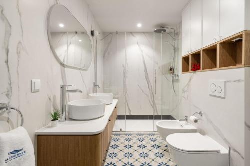 Ένα μπάνιο στο Baltic Wave Boutique Apartments with sauna and gym