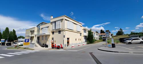 um grande edifício branco na esquina de uma rua em Piranum Guesthouse with terrace em Piran