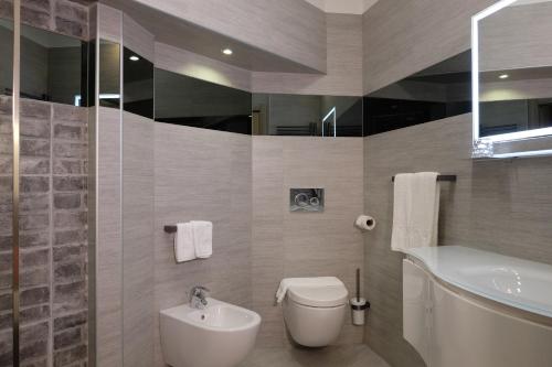 a bathroom with a sink and a toilet and a tub at LeNotti Verona in Verona