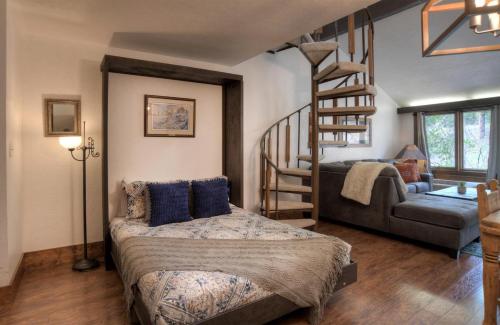 ein Schlafzimmer mit einem Bett und einer Wendeltreppe in der Unterkunft Tamarron Lodge Loft 338 in Durango