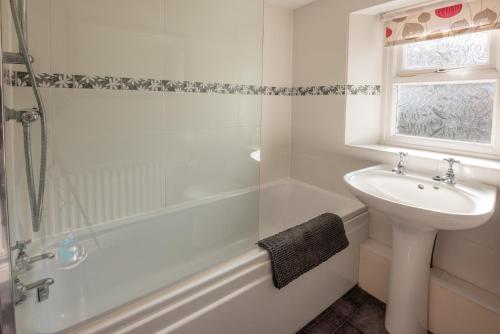 Koupelna v ubytování Kentdale - a lovely family home in Ambleside