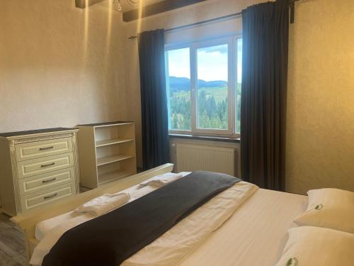 Un pat sau paturi într-o cameră la Мелодія Гір .Апартаменти з видом на гори .