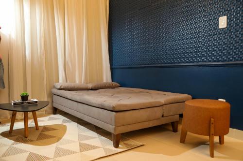uma sala de estar com uma cama e uma mesa em AP 104-A Térreo Completo Aconchegante em Palmas