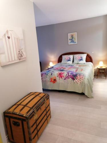 - une chambre avec un lit et une valise à côté dans l'établissement Le Panoramic, à Toulouse