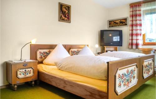 Katil atau katil-katil dalam bilik di Gorgeous Home In Pill With House A Mountain View