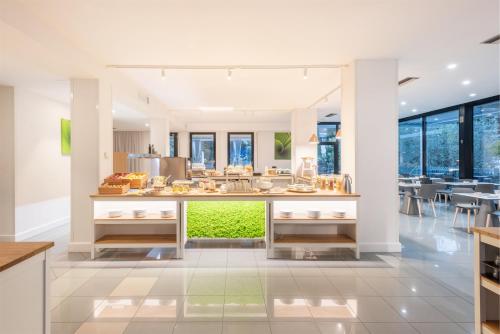 Makanan di atau berdekatan hotel