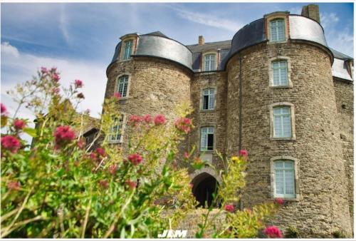 un grand bâtiment en pierre avec un dôme en haut dans l'établissement Chez François, à Boulogne-sur-Mer