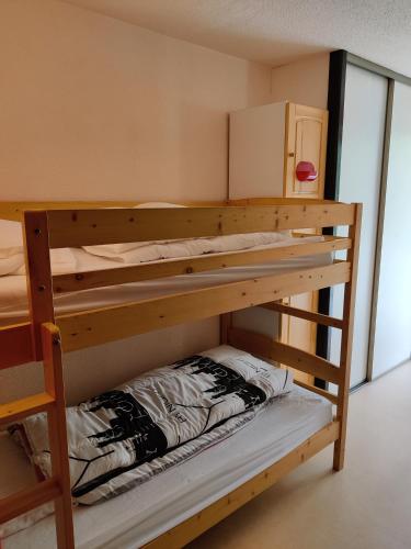 a bunk bed room with two bunk beds at Appartement T2 CABINE Résidence Eugénie in Luz-Saint-Sauveur