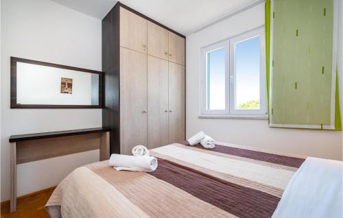 寇齊諾的住宿－Cozy Home In Kozino With Jacuzzi，一间卧室配有两张床和镜子