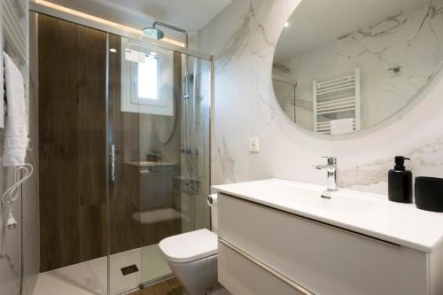 uma casa de banho com um chuveiro, um lavatório e um WC. em Akartegi by Basquelidays em Hondarribia