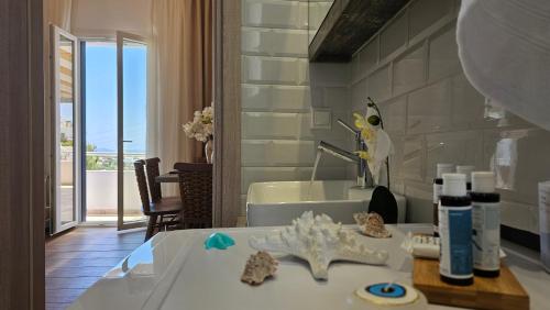 Bilik mandi di Plaka Philoxenia Apartments