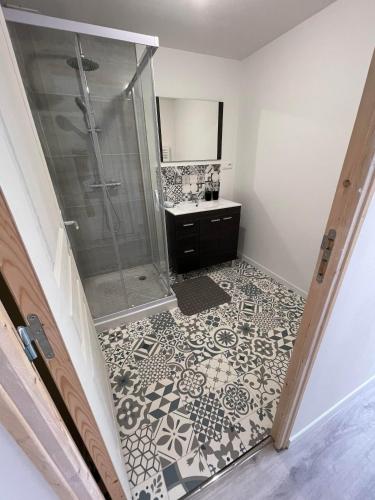une salle de bain avec douche et lavabo dans l'établissement Chez OaNel, à Andance
