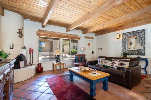 Гостиная зона в Artist Road #7