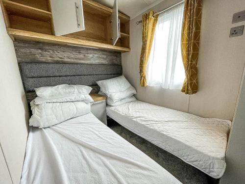 Ένα ή περισσότερα κρεβάτια σε δωμάτιο στο Beautiful 6 Berth Caravan With Full Sea Views For Hire In Suffolk Ref 68004cr