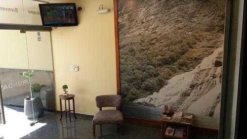 波薩達斯的住宿－蘆荻公寓酒店，一间挂有壁画的等候室