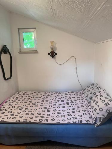 1 dormitorio con cama y ventana en Villa Rose, en Sarajevo