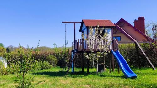 Casa con parque infantil con tobogán en Siedlisko Gregorowo, en Ustka