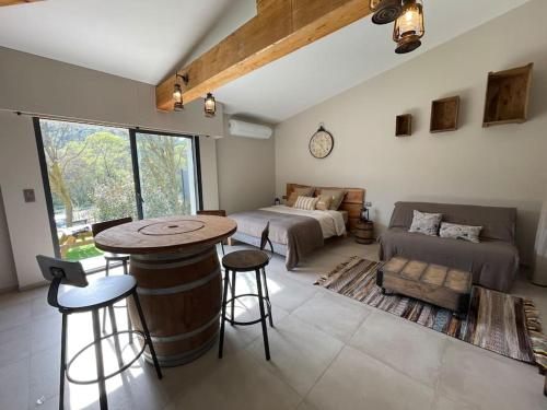 - un grand salon avec une table et un lit dans l'établissement Logement atypique - Chevaux Miniatures Rhéa Horses, à Bargemon