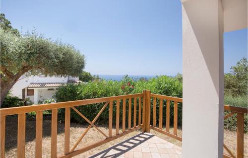 una vista dal balcone di una casa con una recinzione in legno di Villa Alessia a Santa Maria