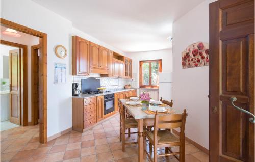 una cucina con tavolo e sedie e una cucina con piano cottura di Villa Alessia a Santa Maria