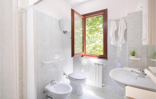La salle de bains blanche est pourvue de toilettes et d'un lavabo. dans l'établissement Villa Alessia, à Santa Maria