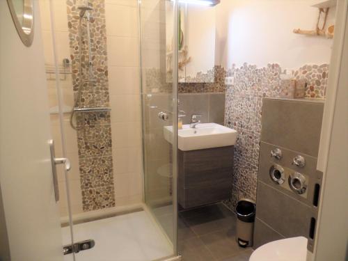 y baño con ducha y lavamanos. en Ferienpark Sierksdorf App 302 - Strandlage en Sierksdorf