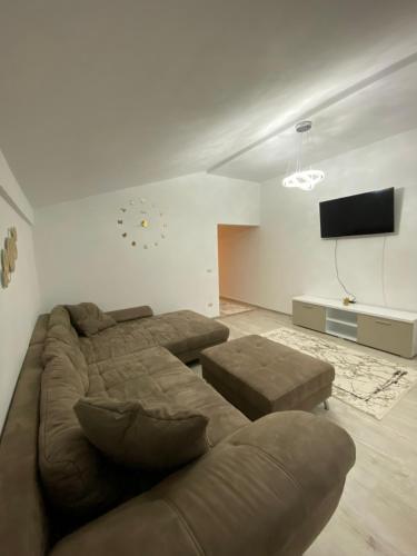 un soggiorno con divano e TV a schermo piatto di Mr&Mrs ApartHotel a Fălticeni