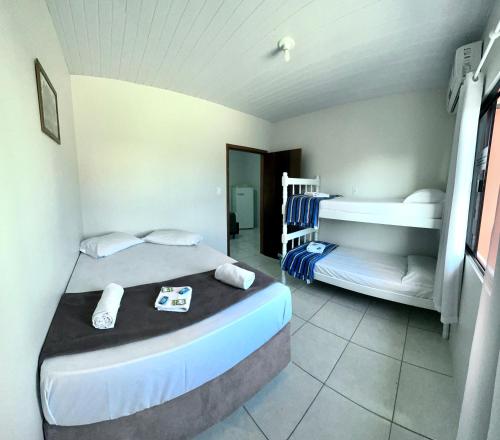 佩尼亚Parada do Parque Hotel的一间客房内配有两张床的房间