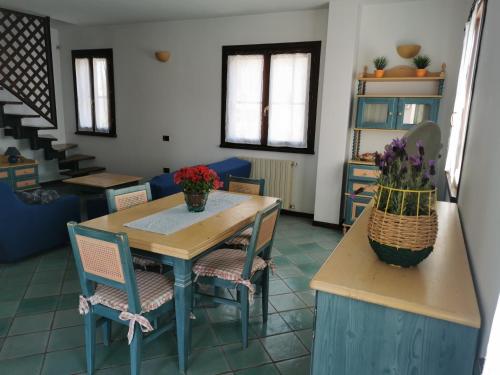 a dining room with a table and chairs at Pachisa sul mare in Torre Grande