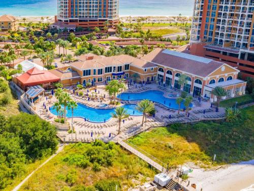 una vista aérea de un complejo con piscina en Portofino Island Resort #5-1102, en Pensacola Beach