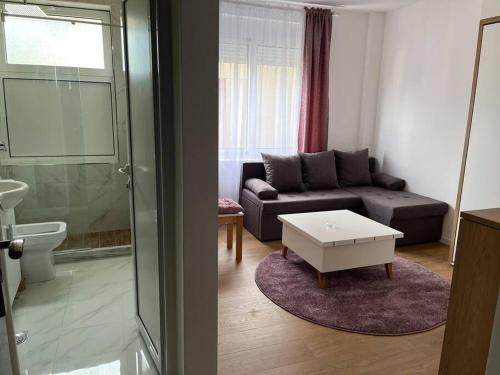 sala de estar con sofá y mesa en Apartment Centar, en Podgorica