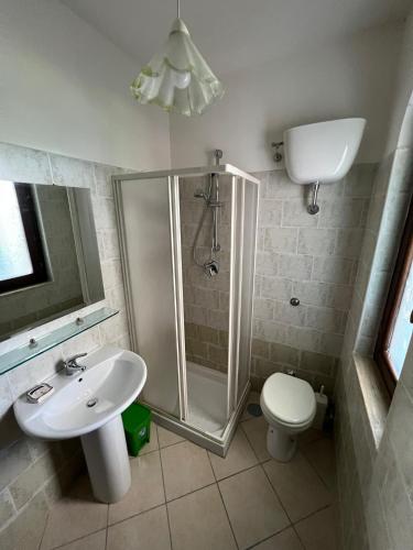 a bathroom with a shower and a sink and a toilet at Villa Cilento, PISCINA CAMERE APPARTAMENTI & RISTORANTE in Capaccio-Paestum