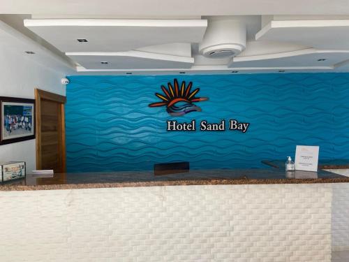 Una pared azul con la bahía de arena del hotel. en Hotel Sand Bay, en Punta Rucia