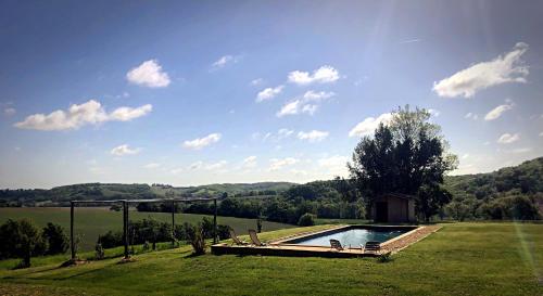 - une piscine au milieu d'une pelouse dans l'établissement Maison Puchouaou Chambres d'Hôtes sur le chemin de Saint jacques de Compostelle, à Montesquiou