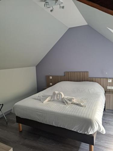 sypialnia z łóżkiem z białą pościelą w obiekcie Le petit Védaquais w mieście Vaas