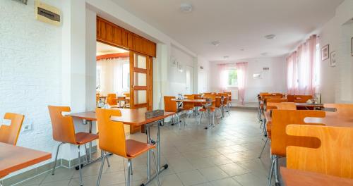 a dining room with tables and chairs in a restaurant at Ledan in Chłopy