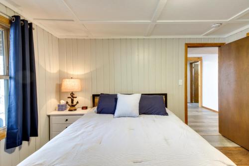- une chambre avec un lit, un bureau et une fenêtre dans l'établissement Remer Vacation Rental Home with Wraparound Deck, à Remer