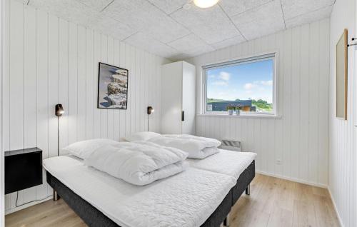 Duas camas num quarto branco com uma janela em 4 Bedroom Awesome Home In Lgstrup em Løgstrup