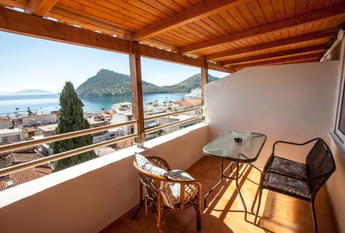 d'un balcon avec une table et des chaises et une vue. dans l'établissement Hotel Thetis, à Tolón