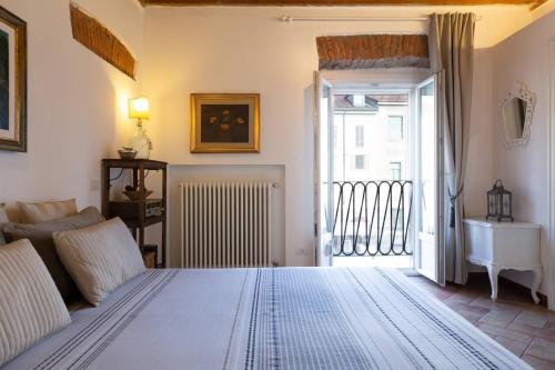 Canal View Historical Apartment
