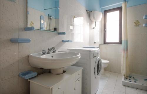 een badkamer met een wastafel en een wasmachine bij 2 Bedroom Stunning Home In Borgia in Borgia