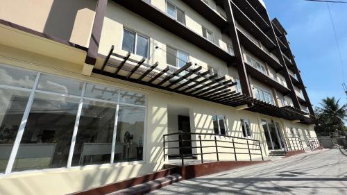 - un bâtiment avec un balcon sur le côté dans l'établissement Jannah’pad, à Manille