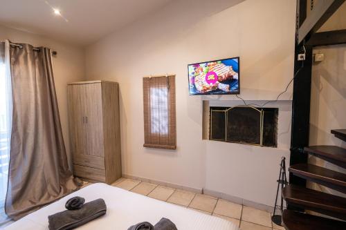 TV a/nebo společenská místnost v ubytování Votsalakia Hotel & Luxury Apartments