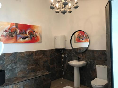 a bathroom with a sink and a mirror at Casa Santo Antonio in Pias