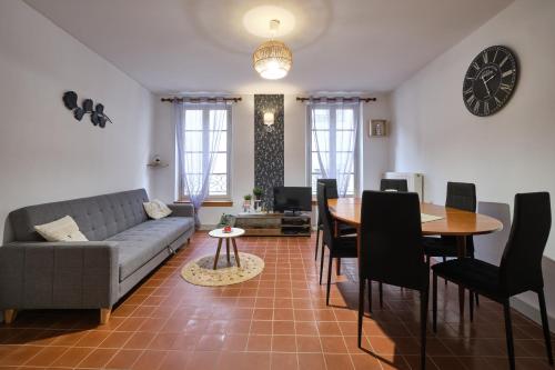 un salon avec un canapé et une table dans l'établissement Bel Appartement T3, à Carcassonne