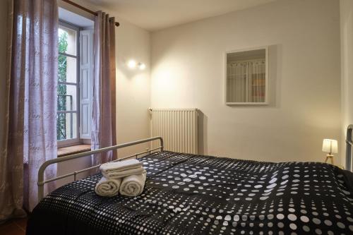 una camera da letto con un letto e due asciugamani di Bel Appartement T3 a Carcassonne