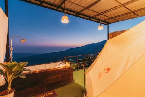 a bathroom with a tub and a view of the mountains at ฮิมสวน โฮมสเตย์ Him suan homestey in Ban Thung Phan Ha
