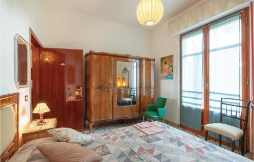 PianaにあるAuroraのベッドルーム1室(ベッド1台、大きな窓付)